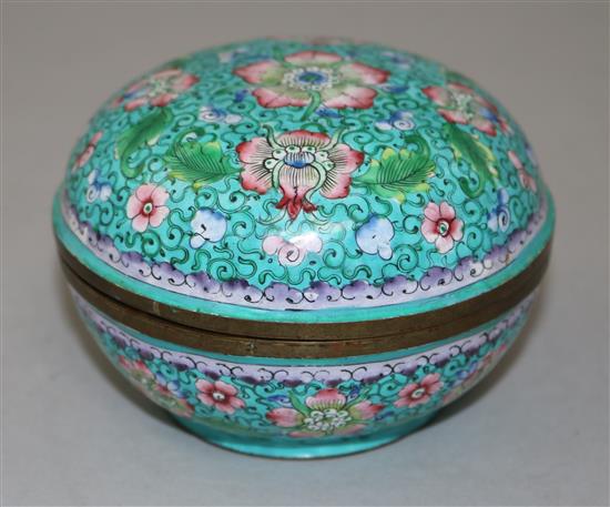 A nest of three Canton enamel boxes and covers, 4in et infra.